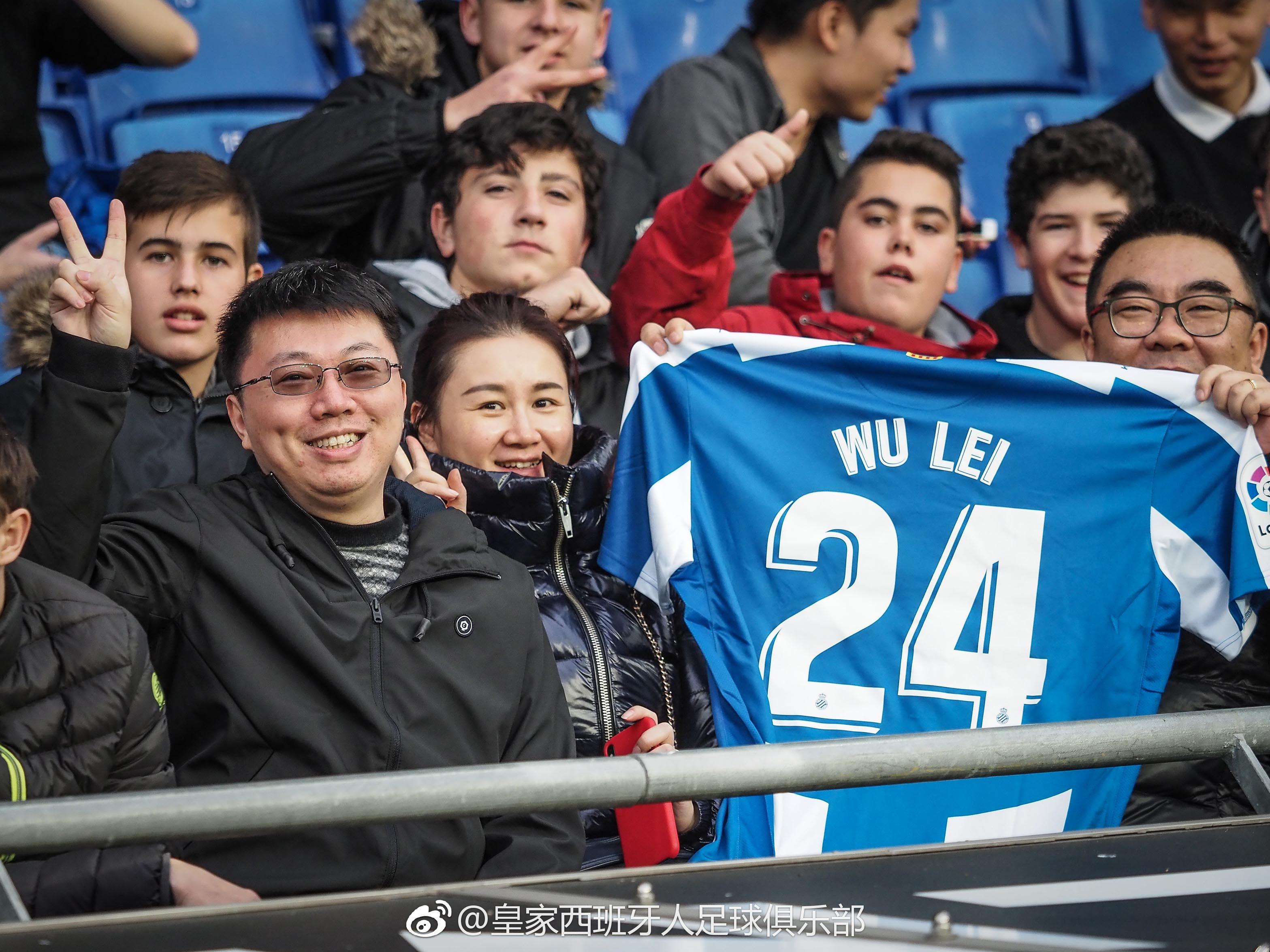 赛后球迷摇旗高喊继续战斗-九游娱乐